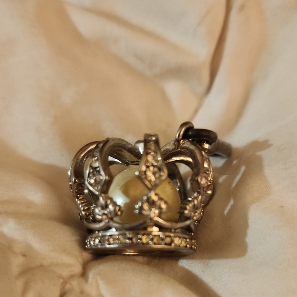 Elegant Silver Crown Pendant